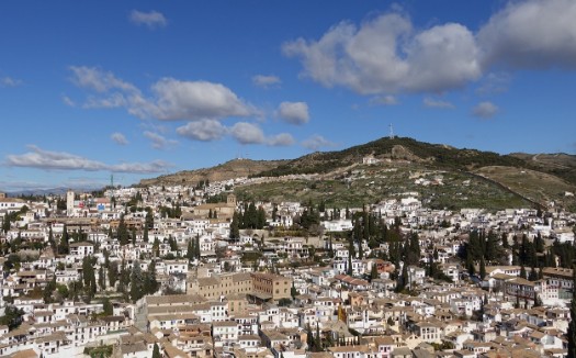 Panorámica del Albaicín y del caserío blanco de Granada Panorámica del Albaicín y del caserío blanco de Granada