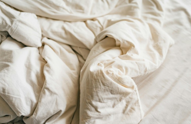 Ropa de cama de un apartamento turístico revisada contra chinches Ropa de cama de un apartamento turístico revisada contra chinches